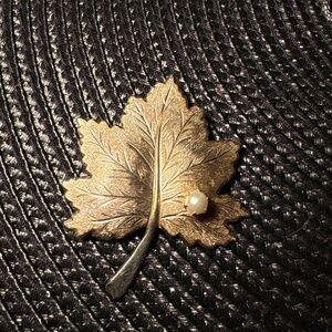 0104)  Vintage Sarah Coventry gold-tone maple leaf